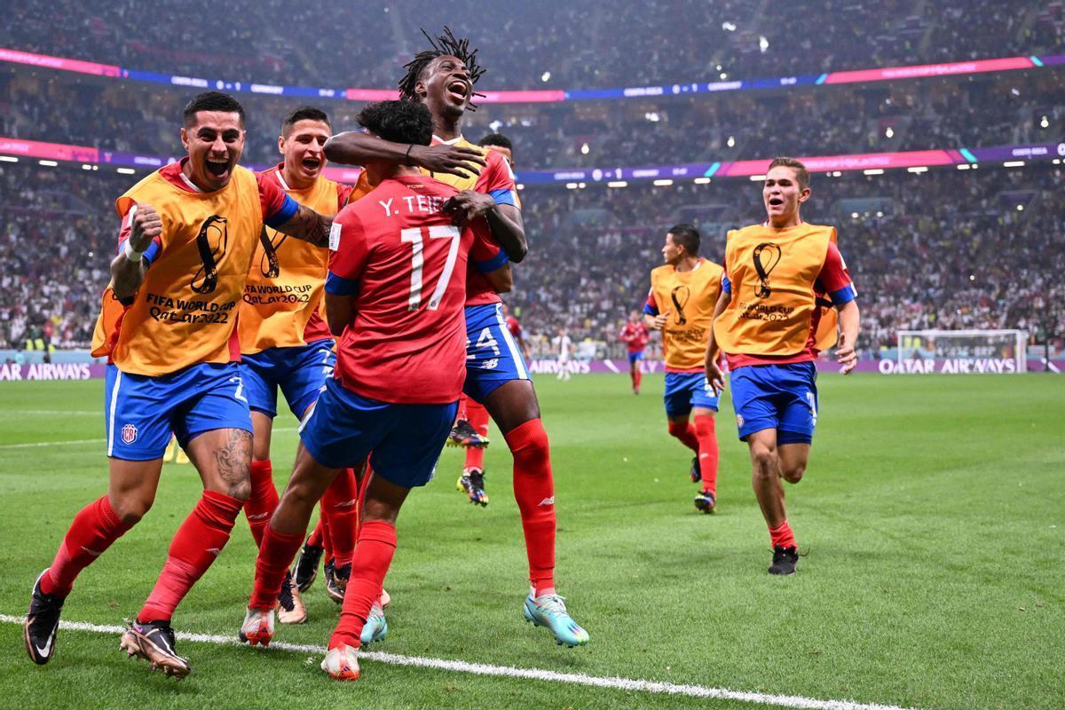 Los costarricenses celebran el segundo gol, que les clasificaba.
