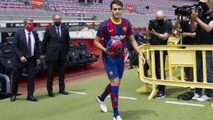 Eric Garcia salta al Camp Nou observado con satisfacción por Laporta y Yuste