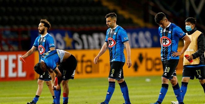 Los jugadores del Huachipato, decepcionados tras no poder ganar. Los jugadores del Huachipato, decepcionados tras no poder ganar.