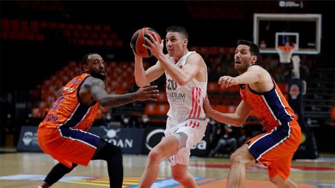 Carroll penetra a canasta entre dos defensores del Valencia Basket Carroll penetra a canasta entre dos defensores del Valencia Basket