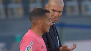 Zidane conversa con Lucas Vázquez antes de que empezara el partido Zidane conversa con Lucas Vázquez antes de que empezara el partido