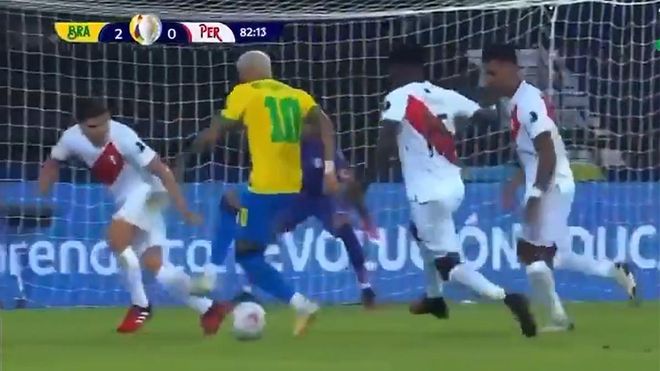 A Neymar solo le pueden parar con faltas. Atención a la exhibición del brasileño ante Perú A Neymar solo le pueden parar con faltas. Atención a la exhibición del brasileño ante Perú