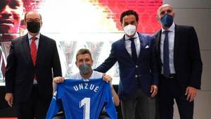 Unzué recibe una camiseta conmemorativa entregada por del Nido, Castro y Monchi | Sevilla FC
