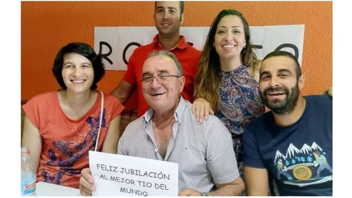Roberto con sus sobrinos en su fiesta de jubilación Roberto con sus sobrinos en su fiesta de jubilación