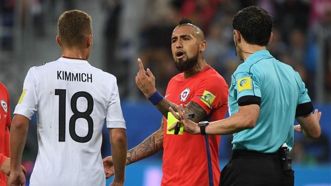Vidal y Kimmich vieron tarjeta amarilla tras su enganchada Vidal y Kimmich vieron tarjeta amarilla tras su enganchada