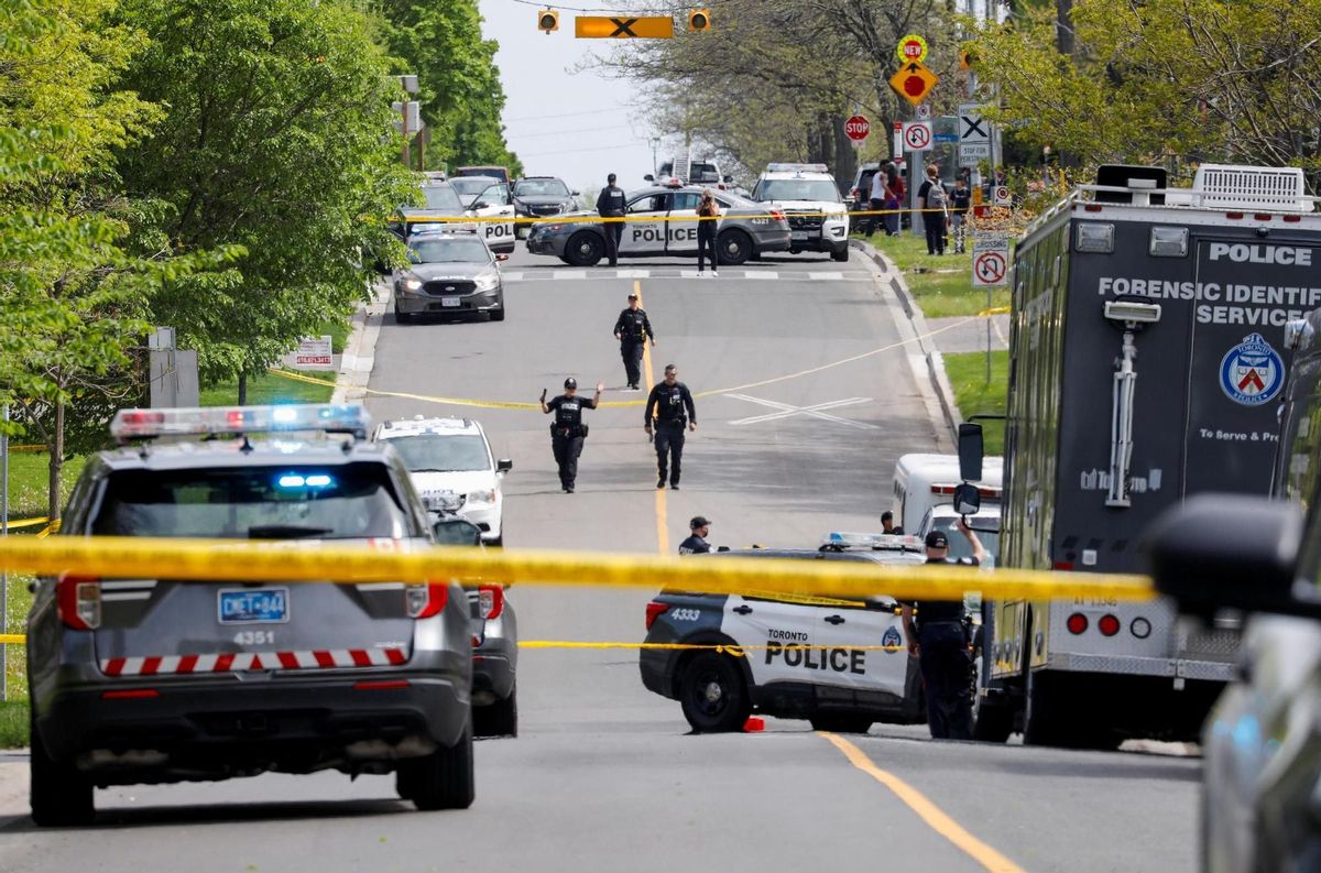 Police shoot and injure man carrying gun in Toronto Police shoot and injure man carrying gun in Toronto