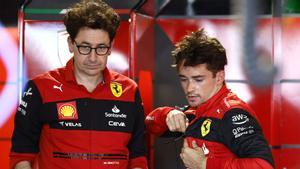 Binotto, con Charles Leclerc en el box de Ferrari