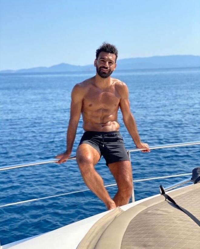 Salah, posando sobre un barco zarpando las aguas del mar al norte de Hurghada