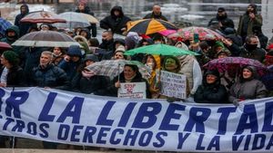 Negacionistas se manifiestan, sin mascarilla, en Madrid, en contra del 5G y las vacunas Negacionistas se manifiestan, sin mascarilla, en Madrid, en contra del 5G y las vacunas