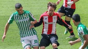 Guido Rodríguez pugna por un balón con Muniain Guido Rodríguez pugna por un balón con Muniain