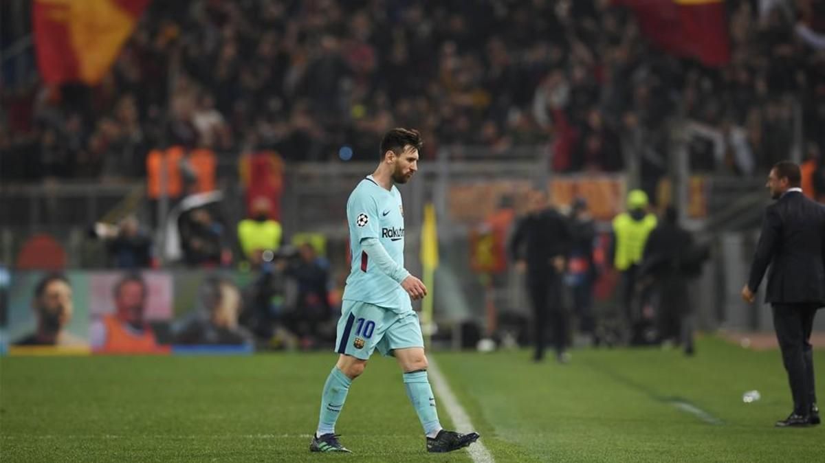 Messi saliendo del campo tras caer en Roma Messi saliendo del campo tras caer en Roma