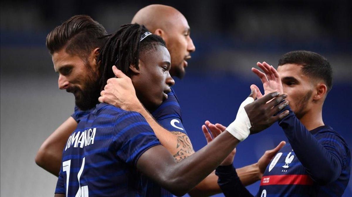 Camavinga abrazando a sus compañeros de selección Camavinga abrazando a sus compañeros de selección
