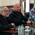 Desde la izquierda, Jesús Sanz, Stepan Sus y Stepan Uhryn, esta mañana, en el Obispado de Oviedo.