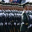Militares chinos en un desfile en Pekín 2009.