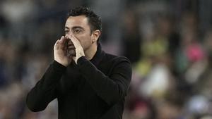 Xavi dando instrucciones en el Barça - Rayo Vallecano