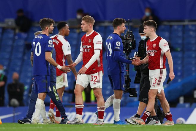 Los futbolistas de Chelsea y Arsenal, saludándose después de su encuentro de Premier League Los futbolistas de Chelsea y Arsenal, saludándose después de su encuentro de Premier League