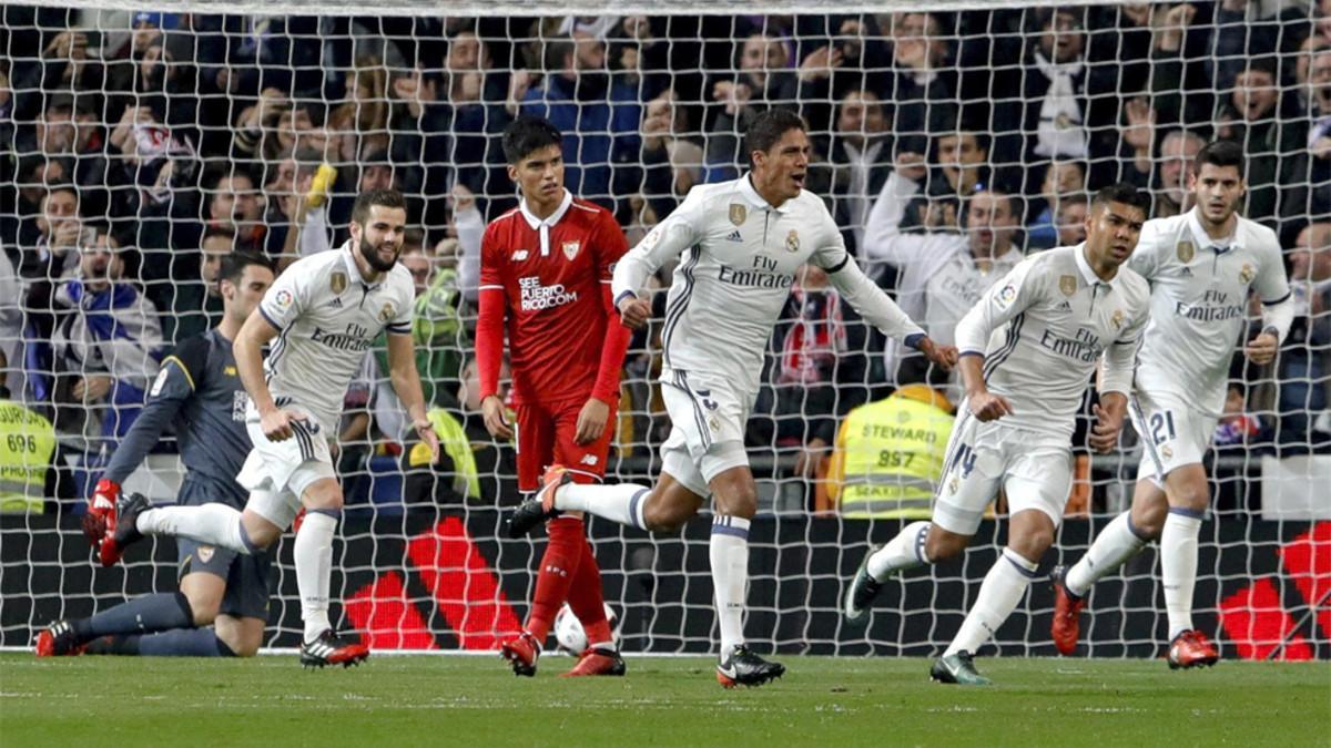 Raphael Varane celebra uno de los goles del Real Madrid contra el Sevilla durante el partido de ida de octavos de final de la Copa del Rey 2016/17 en el Santiago Bernabéu