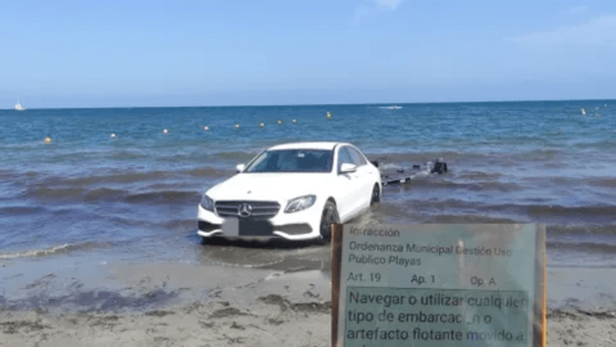Multan con 750 euros al conductor de un Mercedes por hacer esto en la playa de Santa Pola