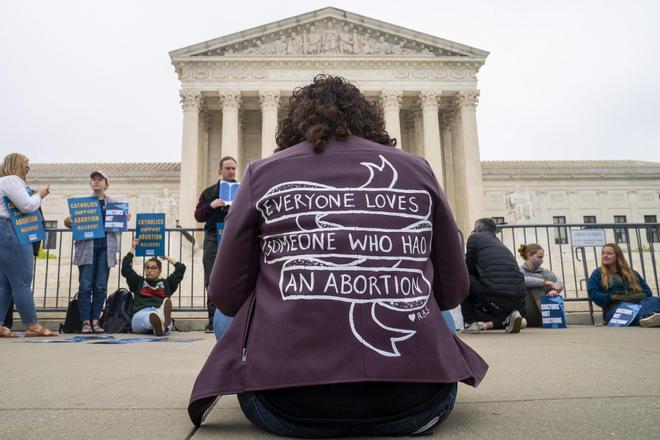 Manifestantes a favor del aborto se reúnen frente al Supremo estadounidense