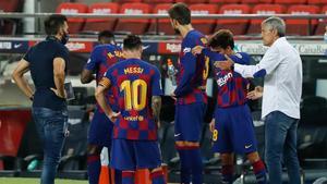 Eder Sarabia y Quique Setién con algunos jugadores azulgrana en un parón para hidratarse durante el partido Barça-Osasuna de La Liga 2019/20