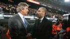 Manuel Pellegrini y Pep Guardiola, saludándose antes de un Clásico