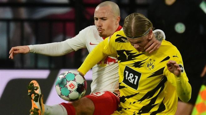 Angeliño y Haaland pugnan un balón Angeliño y Haaland pugnan un balón