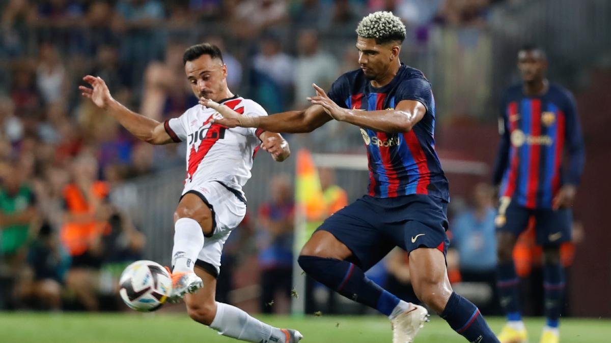 FC BARCELONA - RAYO VALLECANO | Araujo: “Estoy aprendiendo a jugar de  lateral”