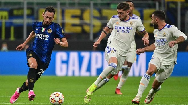 Valverde y Carvajal enciman a Çalhanoglu Valverde y Carvajal enciman a Çalhanoglu