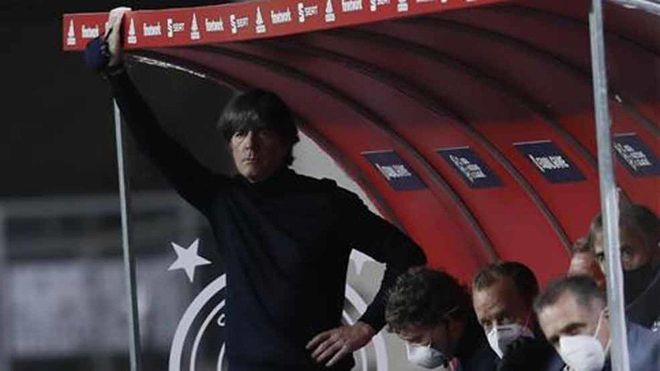 Joachim Low vivió el desastre desde el banquillo Joachim Low vivió el desastre desde el banquillo