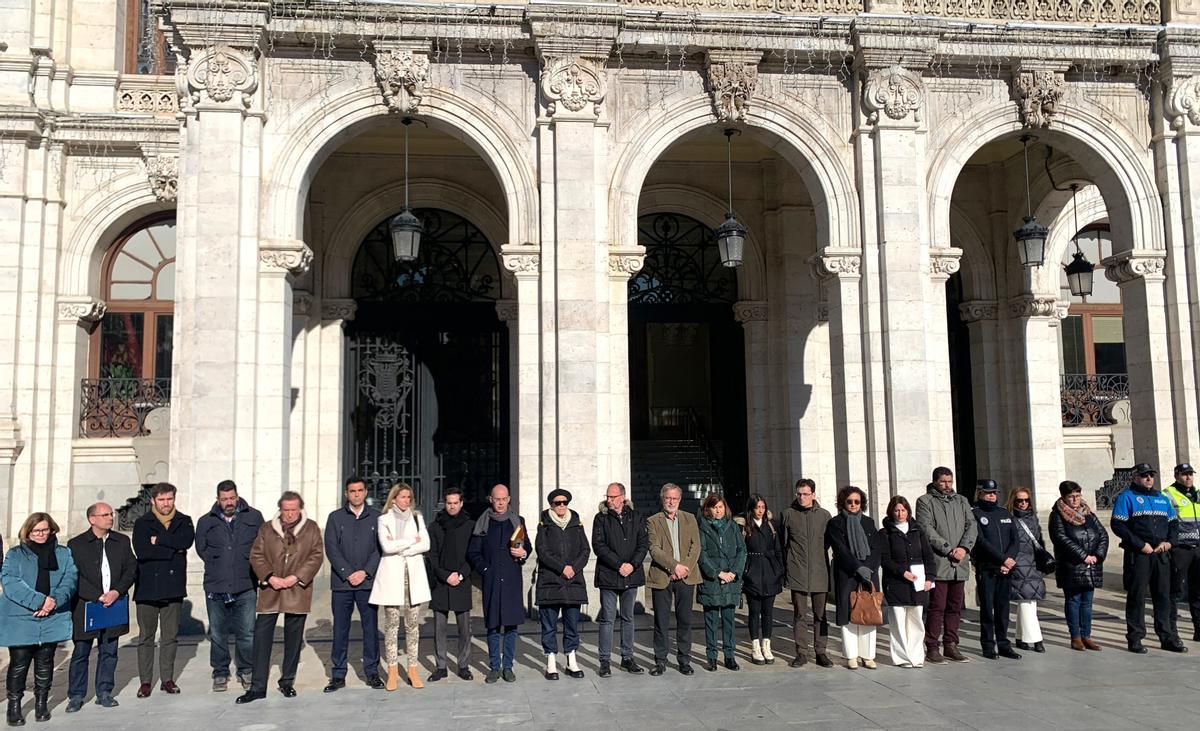 Concentración de condena de la violencia de género ante la fachada del Ayuntamiento de Valladolid.