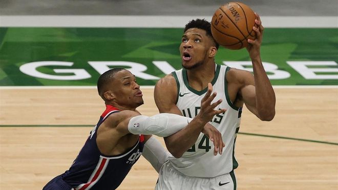 Giannis Antetokounmpoluchando un balón con Russell Westbrook Giannis Antetokounmpoluchando un balón con Russell Westbrook