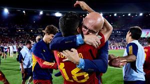 De la Fuente se abraza con Rodri tras el Croacia - España