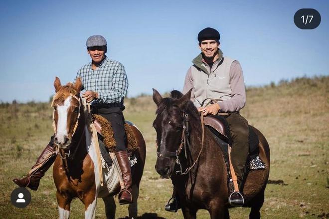 Araujo, de paseo en caballo por Rivera, Uruguay