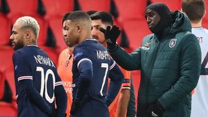 Demba Ba también ha elogiado la actitud de los jugadores del PSG y el Istanbul Basaksehir, que decidieron abandonar el campo Demba Ba también ha elogiado la actitud de los jugadores del PSG y el Istanbul Basaksehir, que decidieron abandonar el campo