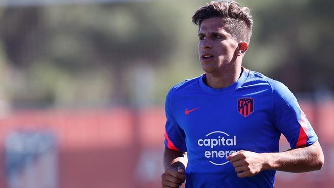 Giuliano Simeone, el hijo pequeño del Cholo, durante un entrenamiento Giuliano Simeone, el hijo pequeño del Cholo, durante un entrenamiento