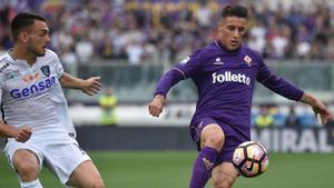 Cristian Tello (derecha) no descarta volver a defender la camiseta de la Fiorentina la próxima temporada