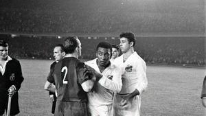 Pelé se despide del azulgrana Rodri después del último Barça-Santos jugado por O Rei en el Camp Nou (12 de junio de 1963)