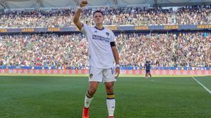Javier Chicharito Hernández celebrando un gol con LA Galaxy