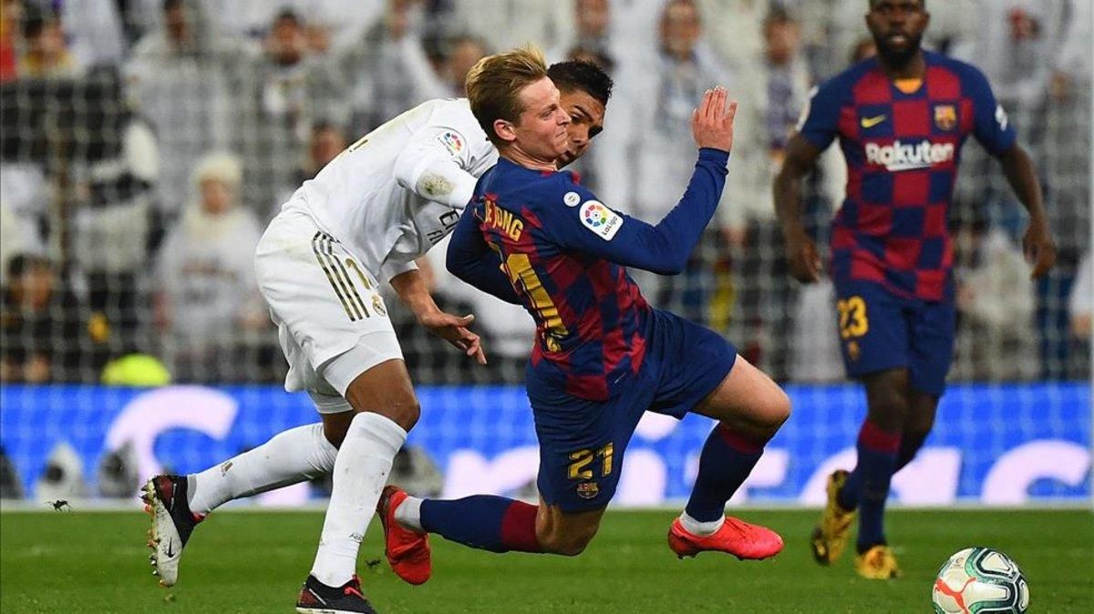 De Jong lucha con Casemiro por un balón en el último clásico De Jong lucha con Casemiro por un balón en el último clásico