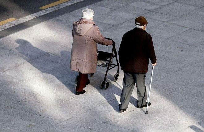Economistas instan al Gobierno a solo subir las pensiones mínimas según el IPC