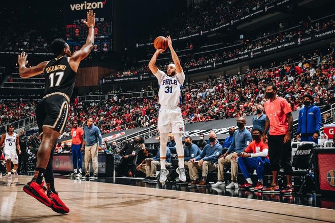 Seth Curry lanza a canasta durante el sexto partido de la serie Hawks-Sixers. Seth Curry lanza a canasta durante el sexto partido de la serie Hawks-Sixers.
