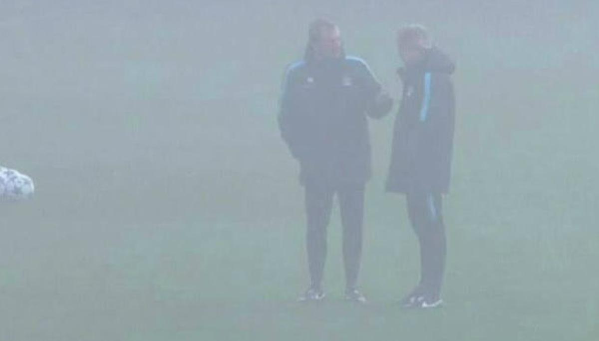 Entrenamiento bajo la niebla del Manchester City