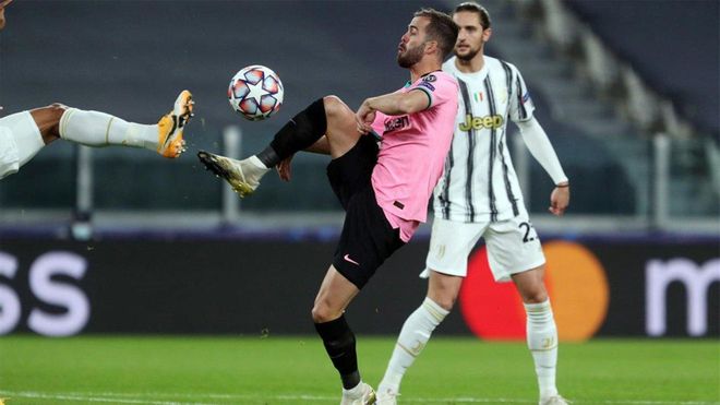 Miralem Pjanic y Adrien Rabiot en una acción del Juventus-Barça de la Champions 2020/21 Miralem Pjanic y Adrien Rabiot en una acción del Juventus-Barça de la Champions 2020/21