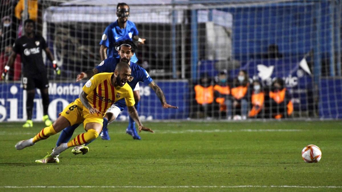 Alves, dos titularidades en dos partidos en el Barça