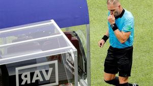 El colegiado Néstor Pitana, instantes antes de la revisión de la jugada que acabó con penalti a favor de Francia El colegiado Néstor Pitana, instantes antes de la revisión de la jugada que acabó con penalti a favor de Francia