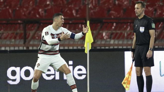 Cristiano Ronaldo terminó desesperado ante el asistente Cristiano Ronaldo terminó desesperado ante el asistente