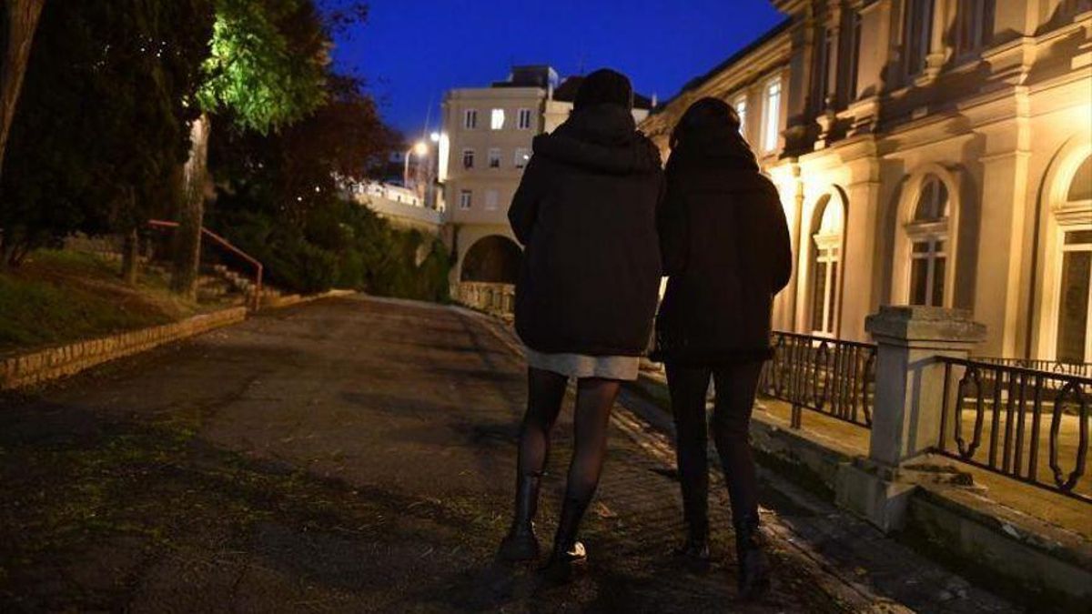 Dos mujeres caminan por la calle en A Coruña. Dos mujeres caminan por la calle en A Coruña.