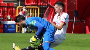 El jugador del Sevilla Carlos Fernández presiona al portero del Granada Rui Silva, durante el partido de la sexta jornada de Liga de Primera División El jugador del Sevilla Carlos Fernández presiona al portero del Granada Rui Silva, durante el partido de la sexta jornada de Liga de Primera División
