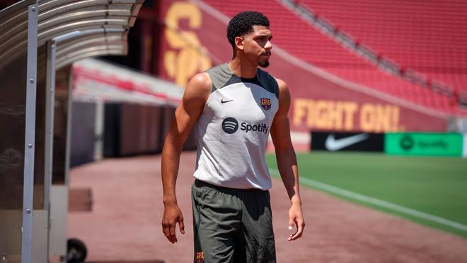 Ronald Araujo, durante un entrenamiento en Los Ángeles