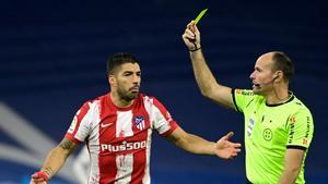Luis Suárez recibiendo una amarilla de Mateu Lahoz en un choque de la Liga